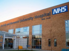 國家醫療保健體系瀕臨崩潰 施紀賢重申必須全面改革 NHS