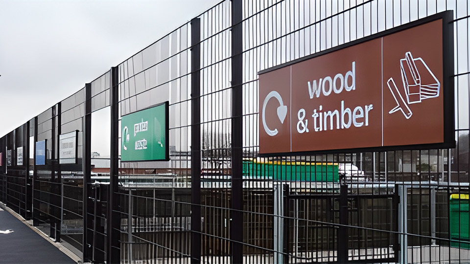 列斯市議會正在考慮一項新政策,允許更多家庭使用棕色垃圾桶,以便處理食用廢物和園藝廢物。這一計劃還將擴大現有的綠色垃圾桶服務,讓居民能夠全年收集並處理各種類型的垃圾。