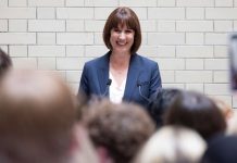 財政大臣「嚴厲打擊浪費」 將審查各部門支出 在英港人組織發起聯署 要求維持BN(O)護照免ETA入境