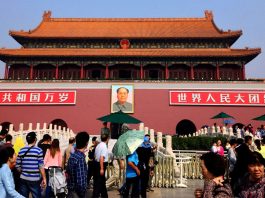 中國被指秘密囤積核武 英國應如何應對? 據英國《The i Paper》的報道指出,目前全球陷入「第三次核時代」危機,世界各國正受俄羅斯、朝鮮、伊朗和中國這四個國家的威脅。特別是中國,自新冠疫情後,中國加強了內地消息的封鎖,並估計該國正增加核彈頭的數量,至2035年將增加一倍,至一千枚。