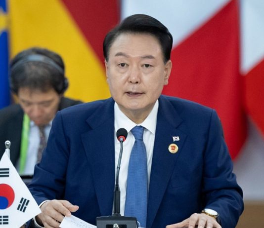 南韓總統宣布緊急戒嚴 反對黨:嚴重衝擊民主 南韓總統尹錫悅今天晚間發表緊急談話,宣布南韓實施緊急戒嚴令。