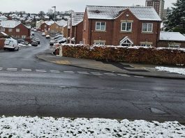 五百英里暴雪襲英倫 氣溫或降至-12度 據本地媒體報道,預計自明天(周三)起,一個面積達500英里的降雪區將橫掃全國。據天氣報告顯示,從北英格蘭到蘇格蘭幾乎所有地區都將受到影響,降雪量巨大,最低氣溫甚至可能跌至攝氏零下十二度!