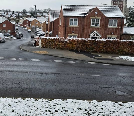 五百英里暴雪襲英倫 氣溫或降至-12度 據本地媒體報道,預計自明天(周三)起,一個面積達500英里的降雪區將橫掃全國。據天氣報告顯示,從北英格蘭到蘇格蘭幾乎所有地區都將受到影響,降雪量巨大,最低氣溫甚至可能跌至攝氏零下十二度!