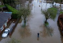 英國西北部暴雨成災 居民被困家中斷水電 英國西北部暴雨成災 居民被困家中斷水電
