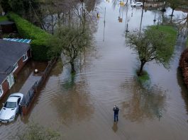 英國西北部暴雨成災 居民被困家中斷水電 英國西北部暴雨成災 居民被困家中斷水電