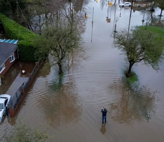 英國西北部暴雨成災 居民被困家中斷水電 英國西北部暴雨成災 居民被困家中斷水電