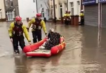 沃靈頓一家四口 瞓醒竟發現全家被洪水淹蓋 沃靈頓一家四口 瞓醒竟發現全家被洪水淹蓋
