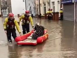 沃靈頓一家四口 瞓醒竟發現全家被洪水淹蓋 沃靈頓一家四口 瞓醒竟發現全家被洪水淹蓋