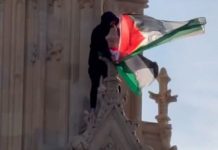 男子持巴勒斯坦旗 赤腳爬大笨鐘被捕 男子持巴勒斯坦旗 赤腳爬大笨鐘被捕