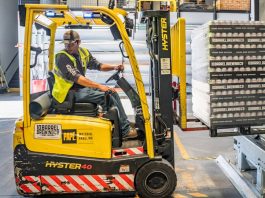 英國三百萬工人 4月1日起加薪 英國三百萬工人 4月1日起加薪