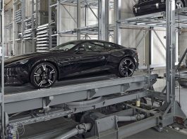 停車場自泊系統故障 貨車走唔到被困兩年 停車場自泊系統故障 貨車走唔到被困兩年