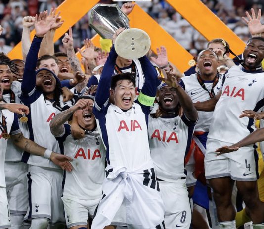 熱刺奪歐霸盃冠軍 頒獎台上竟然唔夠獎牌 熱刺奪歐霸盃冠軍 頒獎台上竟然唔夠獎牌