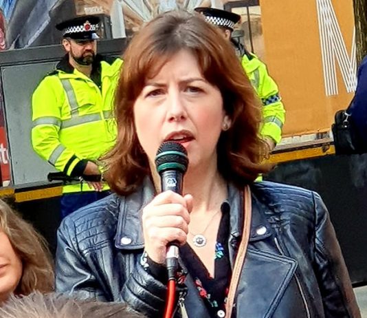 兒童性侵犯集團倖存者 批評工黨部長「狗哨」言論 兒童性侵犯集團倖存者 批評工黨部長「狗哨」言論