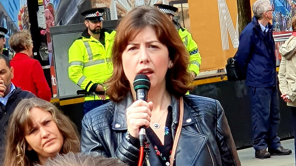 兒童性侵犯集團倖存者 批評工黨部長「狗哨」言論