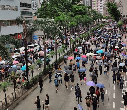 英議員促港人BNO學生享本地學費待遇 英議員促港人BNO學生享本地學費待遇