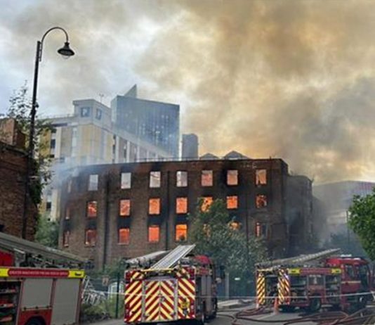 曼徹斯特市中心大火 濃煙密佈鐵路嚴重受阻 曼徹斯特市中心大火 濃煙密佈鐵路嚴重受阻