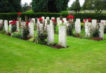 小鎮墓地建屋計劃惹眾怒 居民斥未完全挖掘遺體 小鎮墓地建屋計劃惹眾怒 居民斥未完全挖掘遺體