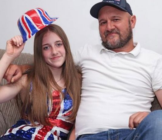 文化日穿英國旗裙回校被罰 首相指學校令人費解 文化日穿英國旗裙回校被罰 首相指學校令人費解