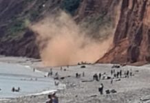 德文郡海灘巨型崖崩 曬太陽遊客險被擊中 德文郡海灘巨型崖崩 曬太陽遊客險被擊中