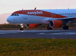 員工捉超大行李獲獎金 易捷航空機場惹爭議 捉超大行李獲獎金 易捷航空機場員工惹爭議