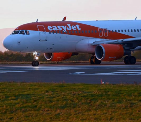 員工捉超大行李獲獎金 易捷航空機場惹爭議 捉超大行李獲獎金 易捷航空機場員工惹爭議