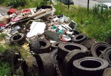 英國亂拋垃圾漏洞 業主或因他人違法被罰 英國《BBC》節目《Morning Live》周二報道,亂拋垃圾(fly-tipping)問題在英國愈演愈烈,去年英格蘭(England)錄得超過100萬宗相關案件。節目中揭示,即使市民依法處理垃圾,仍可能因法律漏洞而被罰款,涉及業主及普通住戶,最高罰款可達600鎊。