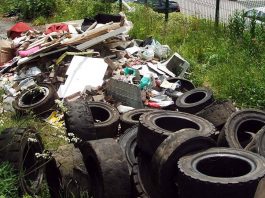 英國亂拋垃圾漏洞 業主或因他人違法被罰 英國《BBC》節目《Morning Live》周二報道,亂拋垃圾(fly-tipping)問題在英國愈演愈烈,去年英格蘭(England)錄得超過100萬宗相關案件。節目中揭示,即使市民依法處理垃圾,仍可能因法律漏洞而被罰款,涉及業主及普通住戶,最高罰款可達600鎊。