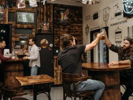 數百萬英國人周五下午 在家工作變在酒吧工作 數百萬英國人周五下午 在家工作變在酒吧工作