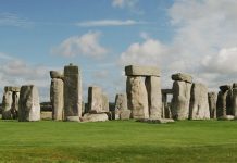 環保組織巨石陣噴橙粉 示威者獲判無罪釋放 環保組織巨石陣噴橙粉 示威者獲判無罪釋放