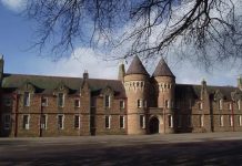 安置非法船民住軍營 加快關閉庇護酒店 安置船民住軍營 加快關閉庇護酒店