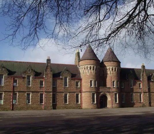 安置非法船民住軍營 加快關閉庇護酒店 安置船民住軍營 加快關閉庇護酒店