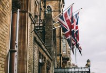 擬斥資7.5萬英鎊掛國旗 諾定咸議會惹批評 擬斥資7.5萬英鎊掛國旗 諾定咸議惹批評