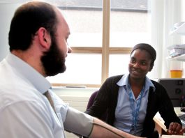 英國推行家庭醫生網上預約 輪候時間大減 英國推行家庭醫生網上預約 輪候時間大減