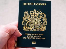 英國護照新時代 封面印國王陛下徽章 英國護照新時代 封面印國王陛下徽章