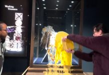 向王冠展示櫃潑吉士醬 要求政府向富豪徵稅 向王冠展示櫃潑吉士醬 要求政府向富豪徵稅