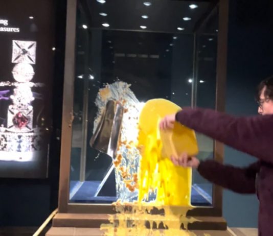 向王冠展示櫃潑吉士醬 要求政府向富豪徵稅 向王冠展示櫃潑吉士醬 要求政府向富豪徵稅