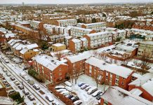 英國暴雪數百學校停課 家長享「受養人假」照顧子女 英國暴雪數百學校停課 家長享受養人假照顧子女