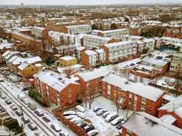 英國暴雪數百學校停課 家長享「受養人假」照顧子女 英國暴雪數百學校停課 家長享受養人假照顧子女