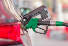 英國汽油價格飆升 伊朗戰亂引發車龍搶油 英國汽油價格飆升 伊朗戰亂引發車龍搶油