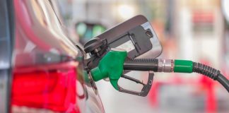 英國汽油價格飆升 伊朗戰亂引發車龍搶油 英國汽油價格飆升 伊朗戰亂引發車龍搶油