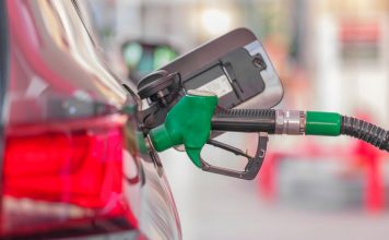 英國汽油價格飆升 伊朗戰亂引發車龍搶油 英國汽油價格飆升 伊朗戰亂引發車龍搶油