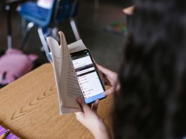 擬立法禁校園使用手機 禁令成效將納入校檢評分 擬立法禁校園使用手機 禁令成效將納入校檢評分