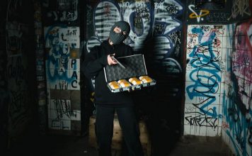 販毒集團霸佔民居作據點 每周數百宗白人男性成目標 販毒集團霸佔民居作據點 每周數百宗白人男性成目標