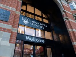 英擬設大學貸款成績門檻 逾3萬學生恐失資助 英擬設大學貸款成績門檻 逾3萬學生恐失資助