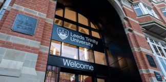 英擬設大學貸款成績門檻 逾3萬學生恐失資助 英擬設大學貸款成績門檻 逾3萬學生恐失資助