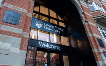 英擬設大學貸款成績門檻 逾3萬學生恐失資助 英擬設大學貸款成績門檻 逾3萬學生恐失資助