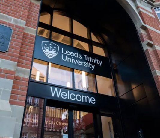 英擬設大學貸款成績門檻 逾3萬學生恐失資助 英擬設大學貸款成績門檻 逾3萬學生恐失資助