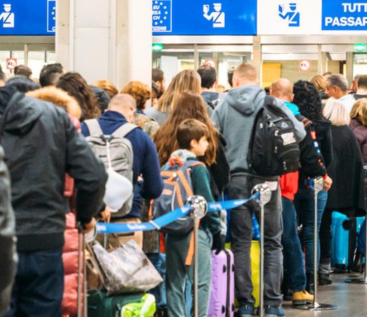歐盟入境新系統故障頻生 英國旅客飽受混亂之苦 歐盟入境新系統故障頻生 英國旅客飽受混亂之苦